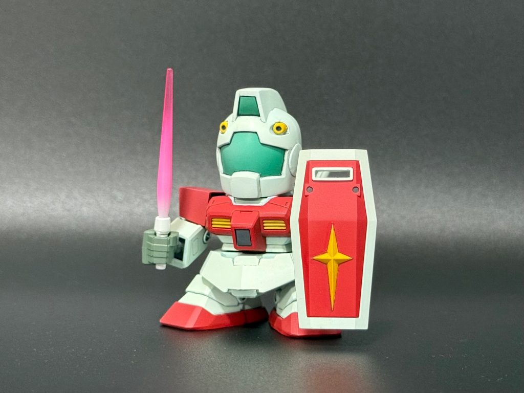 ガンダムのサーベルを拝借。背中のサーベルは抜けません。