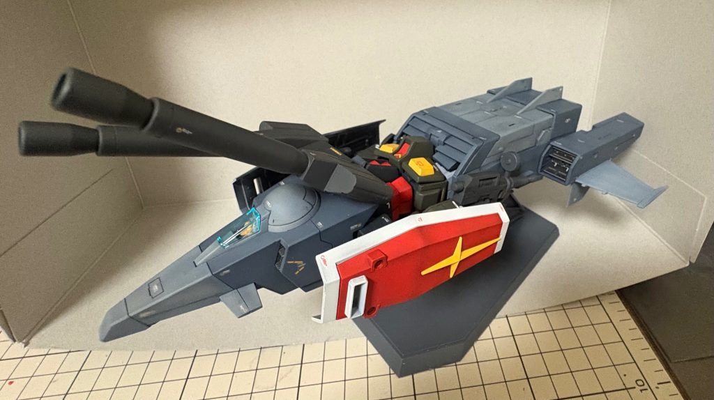 Gアーマーです。リアルタイプカラーでもシールドなどは赤いのでものすごいインパクトあります。ガンダムとGファイターの区別がつきやすいように調色したので大満足です