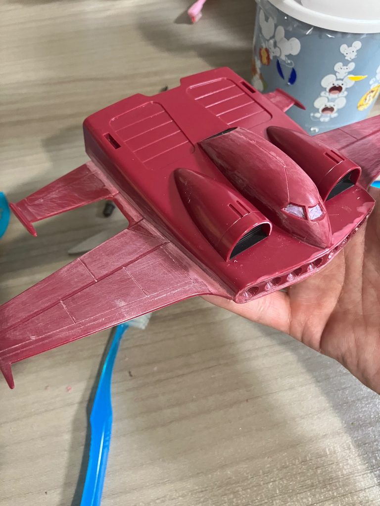 主翼にスジボリを入れてるところです。めちゃくちゃ気を使いましたね(笑航空機や爆撃機とか全然詳しくないので写真を見たりしながら彫りました