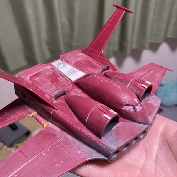 お久しぶりです。久しぶりに作品を作っています(ほぼ完成してるんですけど・・・)スジボリを練習したくて旧キットドダイYSを作成中です。実はトップコートまで終わったのですが終わった後にミサイル発射口のcautionデカールが一個吹き飛んでる事に気づきましたww(予備はない)足場にのネオジムを仕込んでザクが立てるようにしてますなので99%完成しているのですが未完状態という形です。制作意欲としてアップしておきたいと思います&nbsp;制作過程的なのも載せておきますね完成したら今一度写真撮り直して載せます。（2枚目）