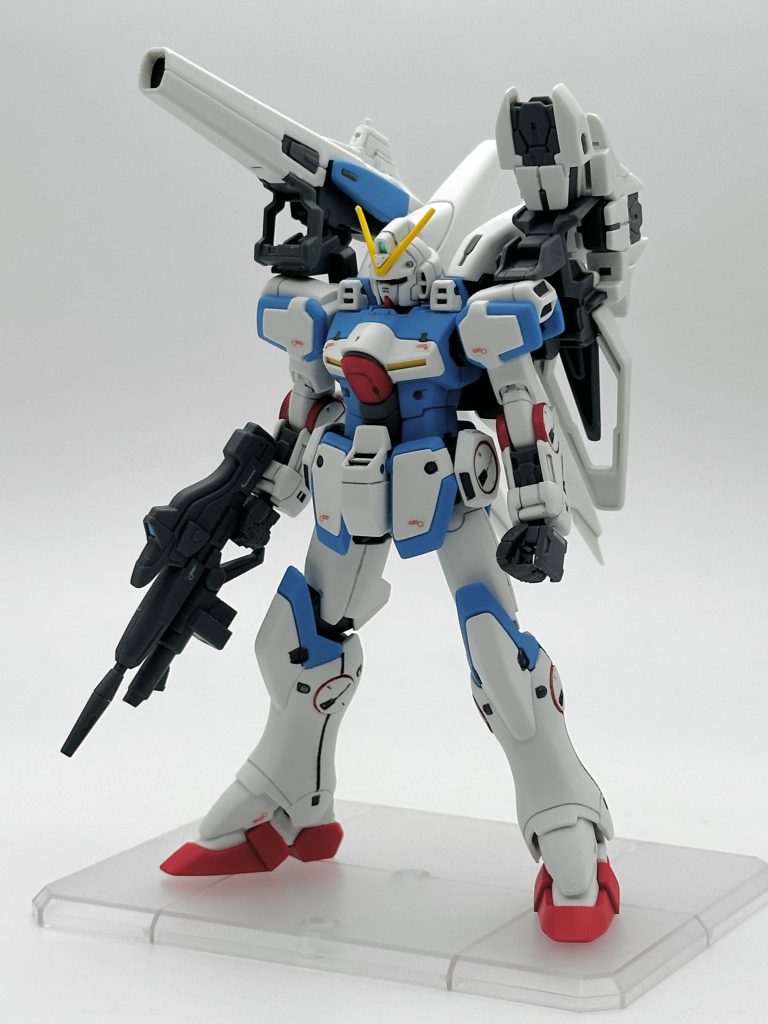 Vガンダムを発展継承して細部にV2を混ぜたようなデザイン。右肩にメガビーム・キャノン、左肩にミノフスキー・シールドを装備しています。このあたりはV2アサルトバスター要素ですね。