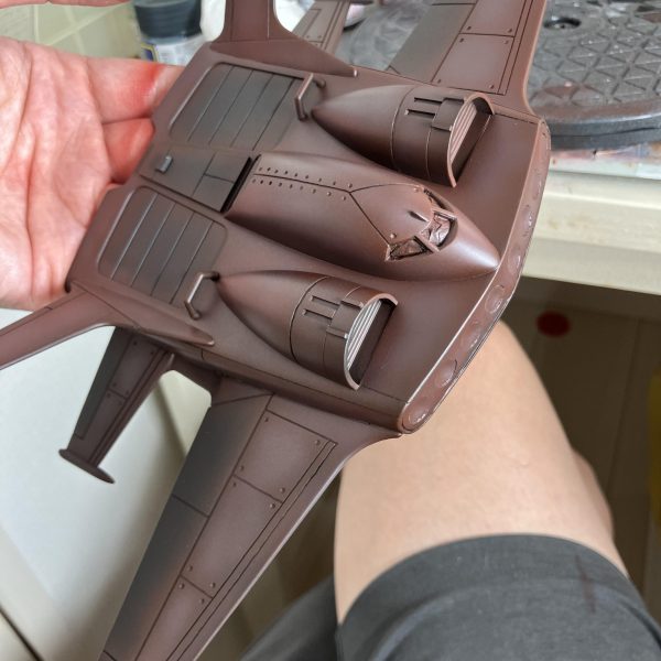 お久しぶりです。久しぶりに作品を作っています(ほぼ完成してるんですけど・・・)スジボリを練習したくて旧キットドダイYSを作成中です。実はトップコートまで終わったのですが終わった後にミサイル発射口のcautionデカールが一個吹き飛んでる事に気づきましたww(予備はない)足場にのネオジムを仕込んでザクが立てるようにしてますなので99%完成しているのですが未完状態という形です。制作意欲としてアップしておきたいと思います&nbsp;制作過程的なのも載せておきますね完成したら今一度写真撮り直して載せます。（3枚目）