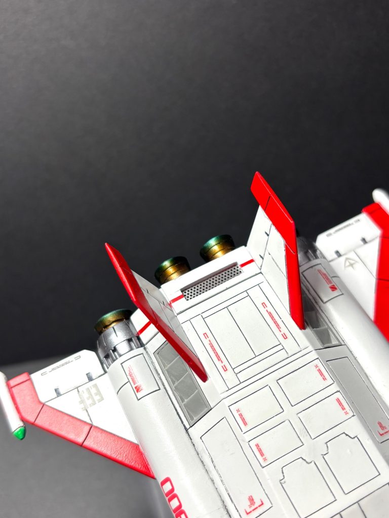 ダクト箇所には穴を開けてファインモールドのメタルメッシュを裏から固定