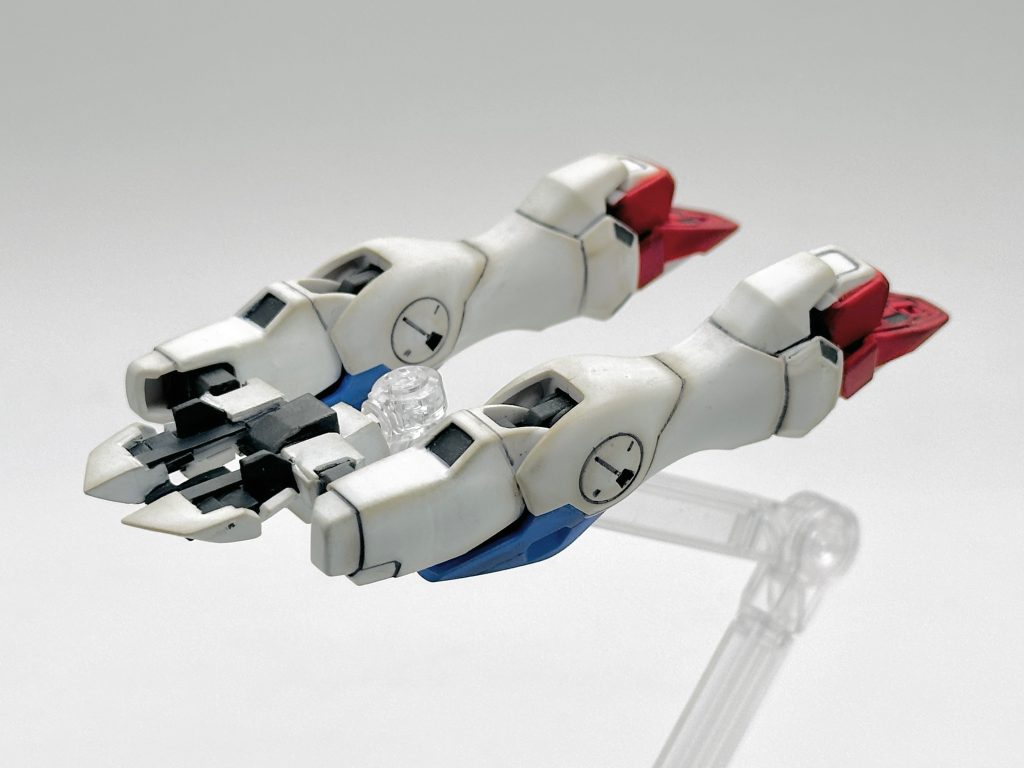 V2ボトム・リムは、膝や脹脛の展開が無い分、V1と比べてシンプルな形状です。ミノフスキーフライトの技術が洗練されたってコトかな。