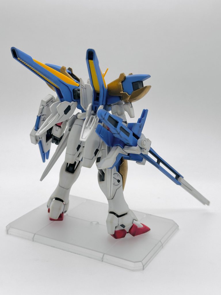 武装としては、Vダッシュが装備していた開放バレル式ビーム・スマートガンの発展形であるメガ・ビーム・ライフルと、両腰にV.S.B.R(可変速ビーム・ライフル)を装備。