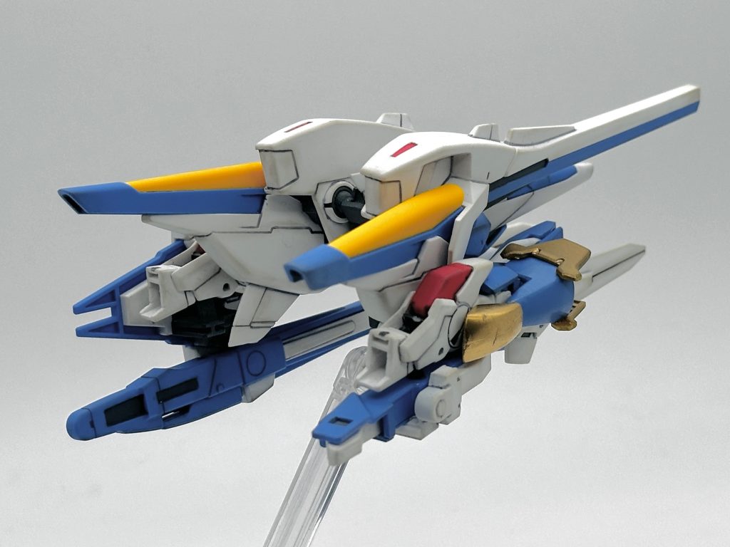 ちなみに開放バレル式のメガ・ビーム・ライフルは、V2アサルトの場合ボトム側のハードポイントに懸架してましたが、アサルトバスター状態だとボトム側にはマイクロ・ミサイル・ポッドがあるため、トップ側に移動させました。バレル・ユニットとセンサーコントロール・ユニットに分離状態なので、さすがにこの状態で発射は出来ないですね。