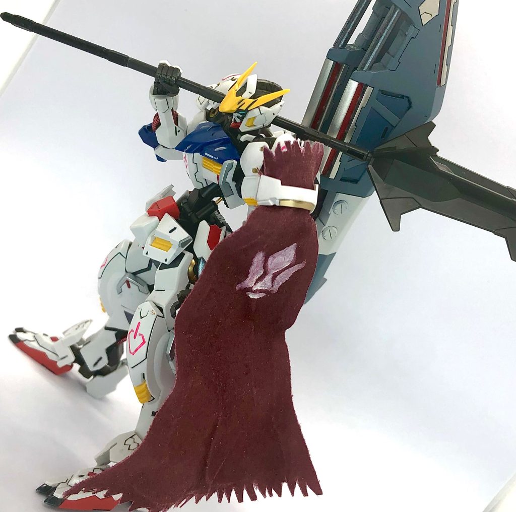マントは100均の布にワイヤーを仕込んで表情をつけれるようにしてます。色とマークは手書き。