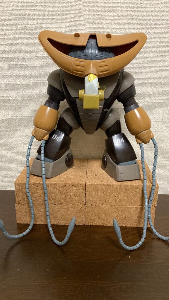 本体はMGアッガイのジャンク品、ムチはMGグフver2.0のもの。メルカリなどで、集めました。
