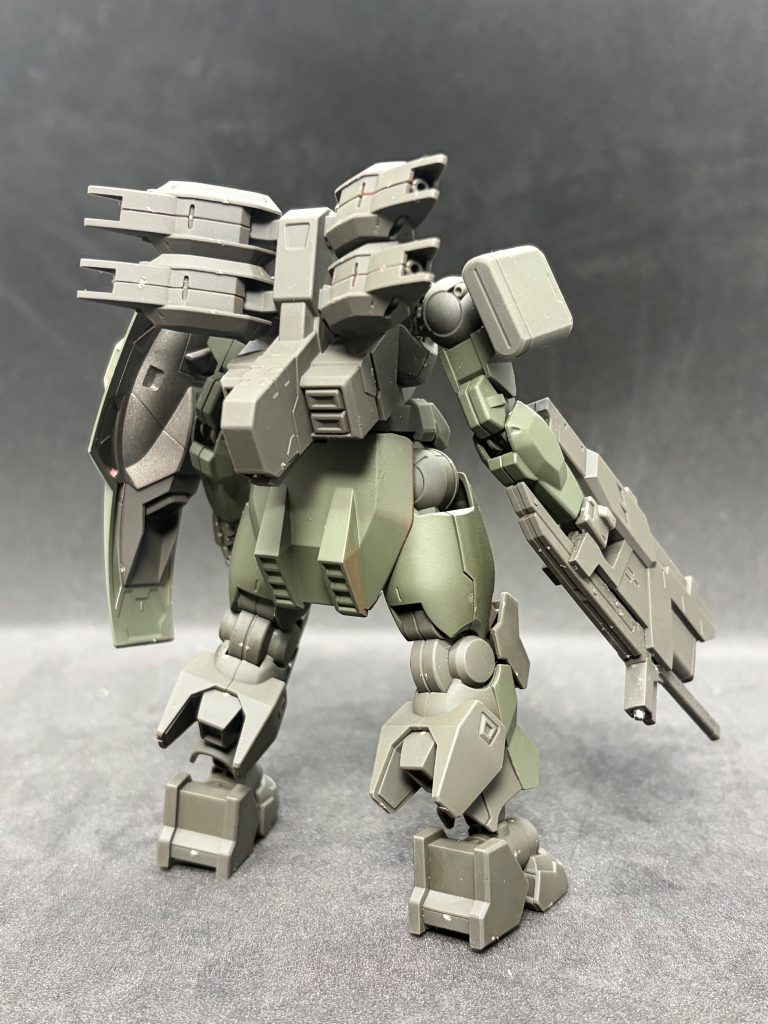 皆大好きバックショット。こう見るとなかなかの重武装。