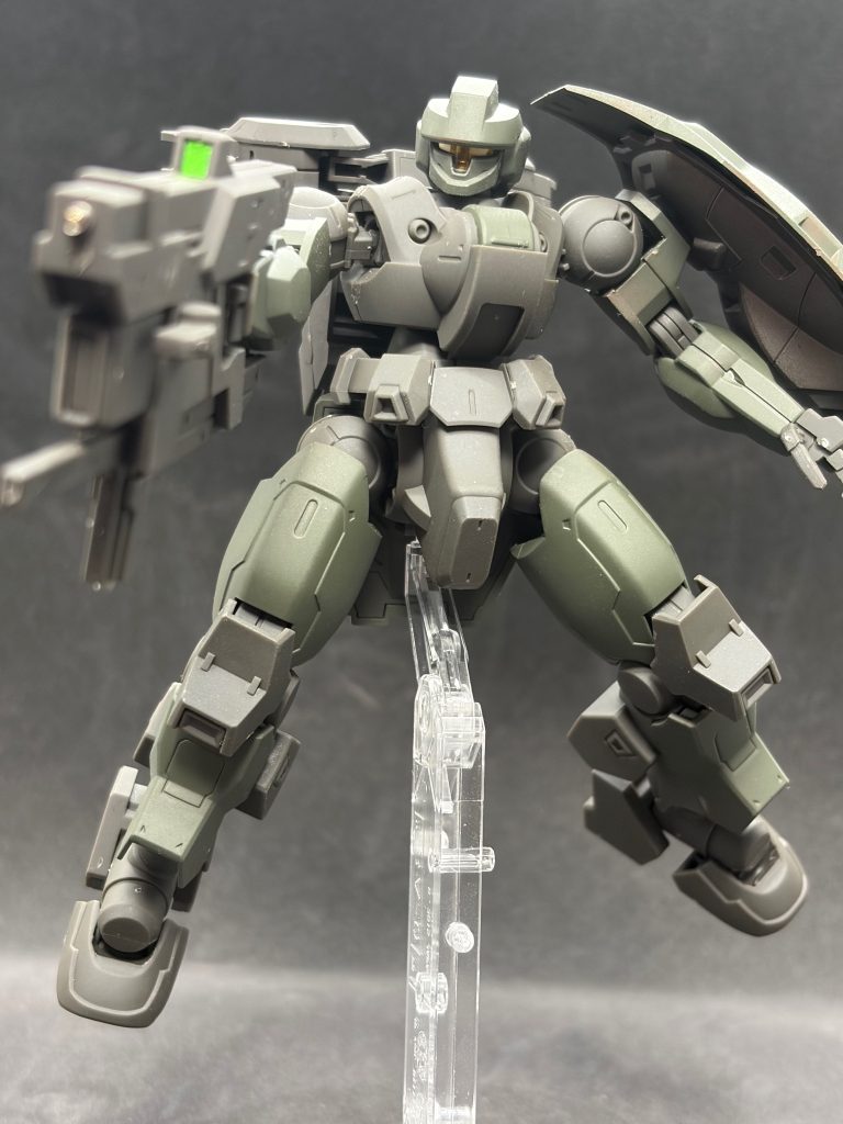 ビームライフルはダリルバルデ改修型のものを使用。銃口はメタルパーツでちゃっかりディテールアップしてるぞ。