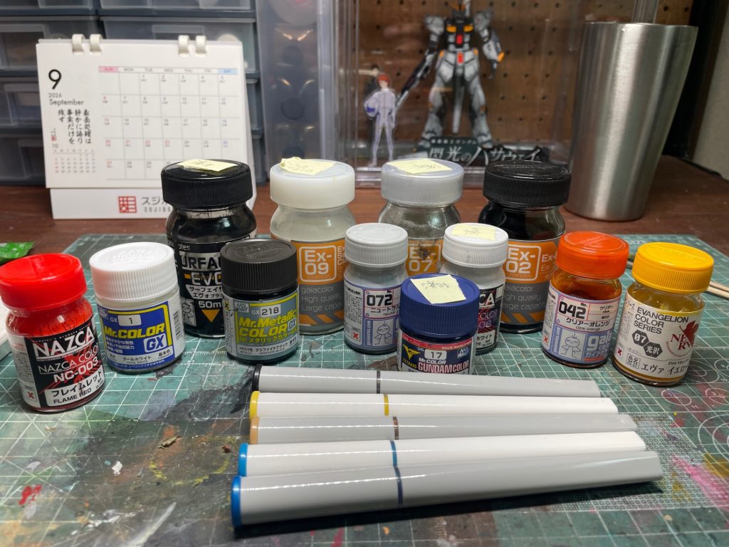 今回使用した塗料です。あ💨一つ抜けてました😭量産型νのグリーン部はガイアノーツのコバルトグリーンを使いました。今回もダイソーの水性メタリックペン、良い仕事してくれました🎶ご覧いただきありがとうございました♪