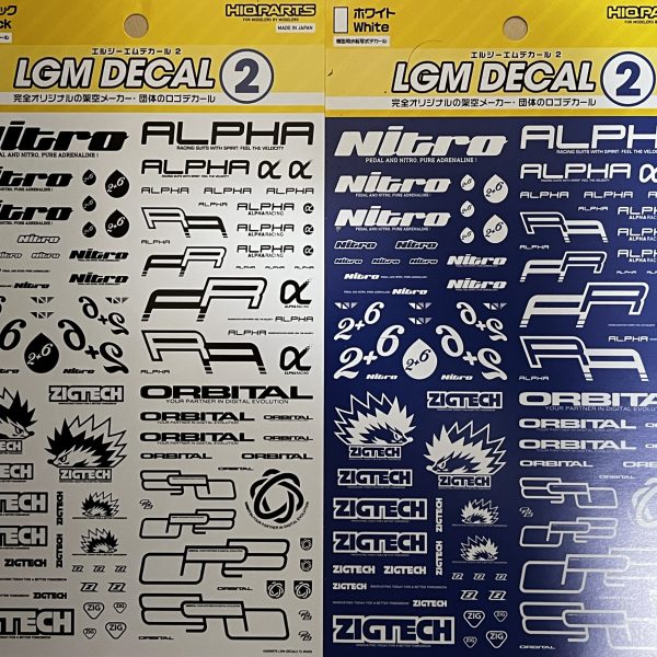 フルスクラッチのコンテナ群。LGMの架空メーカー・団体ロゴデカールを貼り、ウェザリングを施しました。参考資料写真を見ながらホワイトの墨入れ剤で表面をブラッシングして塗装の褪色やチョーキングを表現してみました。真ん中の凹みはイリア・ソラリ搭乗ザクが踏み台にした跡です。その衝撃でコンテナが崩落する形を決めに掛かっています。。次は廃車群のウェザリングに進みます。（4枚目）