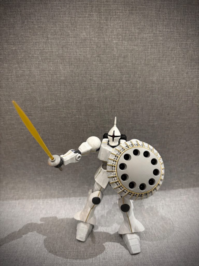 ハクジの白さとグレーをベースに、ゴールドのラインを入れています。キットの繋ぎ目に細いゴールドラインを入れることで、ディテールを消しつつ、装飾にもなるように工夫したようです。