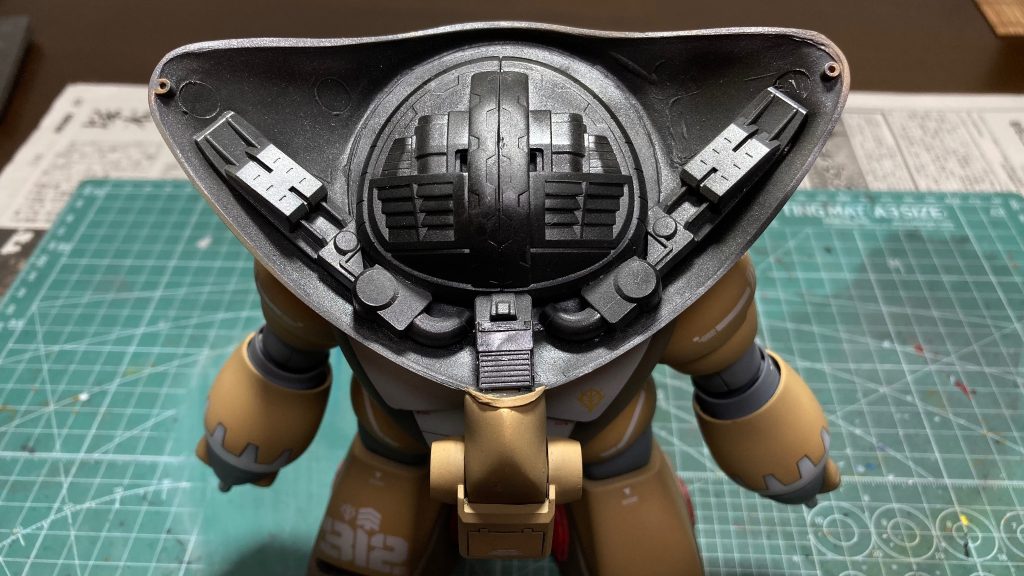 頭部の内部はアッガイの頭部フレームやジャンクパーツでディテールアップ。