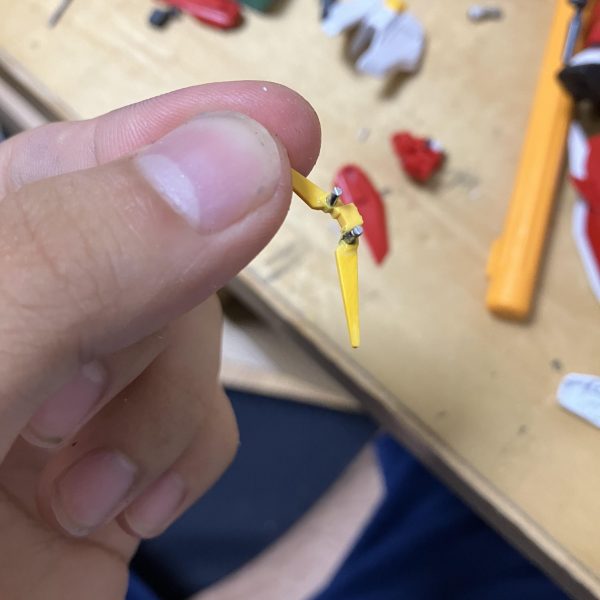 2年前に作ったHGセイバーガンダムとHGガンダムエアマスターをミキシング改造して「よく動く理想のセイバー」を作っています。今回は頭部について書こうと思います。エアマスターをベースにアンテナをセイバーから移植。エアマスターの側頭部のディテールはノコで削り落としています。アンテナはアルミ線で回転軸を作ったのち分割、劇中の用に可動するようになっています。アンテナの可動に合わせて中央のブロックもプラ板で形状変更しています。（2枚目）