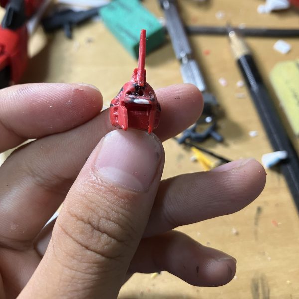 2年前に作ったHGセイバーガンダムとHGガンダムエアマスターをミキシング改造して「よく動く理想のセイバー」を作っています。今回は頭部について書こうと思います。エアマスターをベースにアンテナをセイバーから移植。エアマスターの側頭部のディテールはノコで削り落としています。アンテナはアルミ線で回転軸を作ったのち分割、劇中の用に可動するようになっています。アンテナの可動に合わせて中央のブロックもプラ板で形状変更しています。（3枚目）
