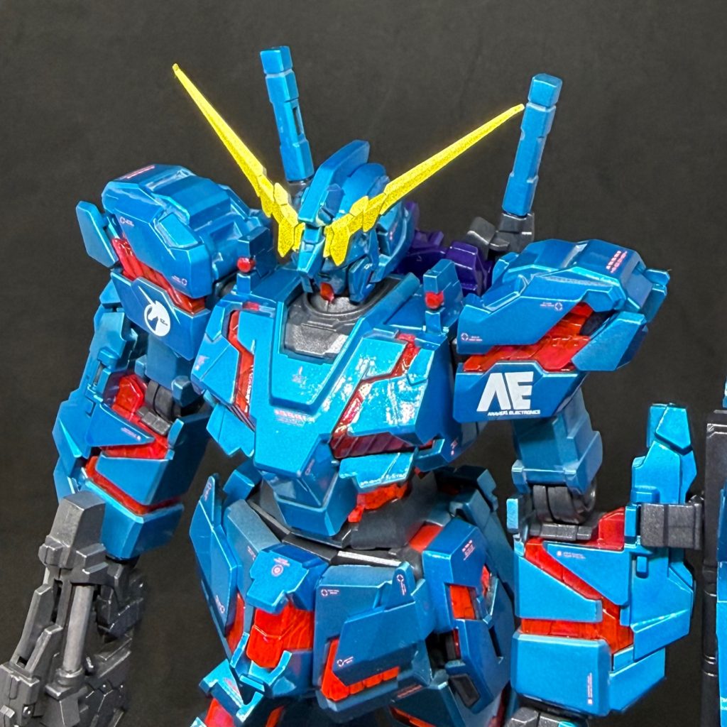 【塗装】本体色：自作のクリアブルー（クリヤー＋色ノ源シアン）サイコフレーム：蛍光クリアピンク、裏面にシャインシルバーアンテナ：スターブライトブラスセンサー類：蛍光クリアグリーン関節フレーム：MSグレー連邦用武装：パーカーガンメタリック（アーモリーカラー）靴とバックパック：ステラジャジーブルーバーニア：シルバー本体の塗装工程は5層にしてあります。①黒サフ1500②シルバー③④自作クリアブルー⑤水転写デカール→水性クリヤー（光沢）