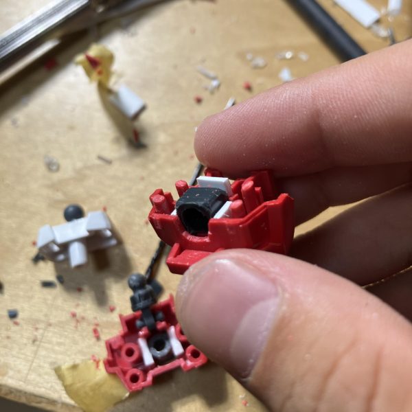 今回は胴体の改造です。肩はエアマスターのボールジョイントを使いたかったため余ったポリキャップを胴体にアルミ線で接続。腹部はプラ板で1.5mm延長し、ポリキャップとボールジョイントを仕込んで可動するようにしました。（6枚目）