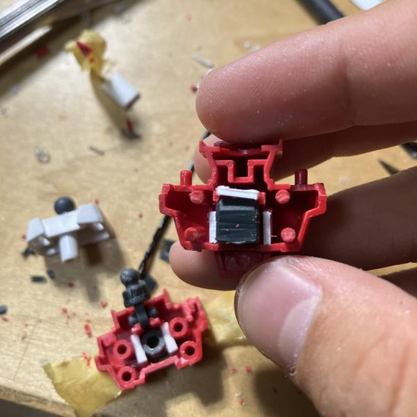 今回は胴体の改造です。肩はエアマスターのボールジョイントを使いたかったため余ったポリキャップを胴体にアルミ線で接続。腹部はプラ板で1.5mm延長し、ポリキャップとボールジョイントを仕込んで可動するようにしました。（7枚目）