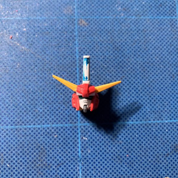2年前に作ったHGセイバーガンダムとHGガンダムエアマスターをミキシング改造して「よく動く理想のセイバー」を作っています。今回は頭部について書こうと思います。エアマスターをベースにアンテナをセイバーから移植。エアマスターの側頭部のディテールはノコで削り落としています。アンテナはアルミ線で回転軸を作ったのち分割、劇中の用に可動するようになっています。アンテナの可動に合わせて中央のブロックもプラ板で形状変更しています。（5枚目）