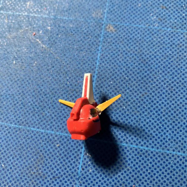2年前に作ったHGセイバーガンダムとHGガンダムエアマスターをミキシング改造して「よく動く理想のセイバー」を作っています。今回は頭部について書こうと思います。エアマスターをベースにアンテナをセイバーから移植。エアマスターの側頭部のディテールはノコで削り落としています。アンテナはアルミ線で回転軸を作ったのち分割、劇中の用に可動するようになっています。アンテナの可動に合わせて中央のブロックもプラ板で形状変更しています。（6枚目）