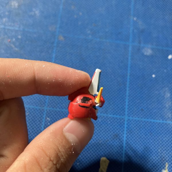 2年前に作ったHGセイバーガンダムとHGガンダムエアマスターをミキシング改造して「よく動く理想のセイバー」を作っています。今回は頭部について書こうと思います。エアマスターをベースにアンテナをセイバーから移植。エアマスターの側頭部のディテールはノコで削り落としています。アンテナはアルミ線で回転軸を作ったのち分割、劇中の用に可動するようになっています。アンテナの可動に合わせて中央のブロックもプラ板で形状変更しています。（7枚目）