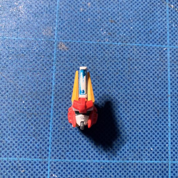 2年前に作ったHGセイバーガンダムとHGガンダムエアマスターをミキシング改造して「よく動く理想のセイバー」を作っています。今回は頭部について書こうと思います。エアマスターをベースにアンテナをセイバーから移植。エアマスターの側頭部のディテールはノコで削り落としています。アンテナはアルミ線で回転軸を作ったのち分割、劇中の用に可動するようになっています。アンテナの可動に合わせて中央のブロックもプラ板で形状変更しています。（4枚目）