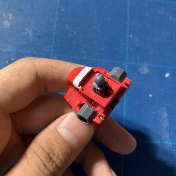 今回は胴体の改造です。肩はエアマスターのボールジョイントを使いたかったため余ったポリキャップを胴体にアルミ線で接続。腹部はプラ板で1.5mm延長し、ポリキャップとボールジョイントを仕込んで可動するようにしました。（4枚目）