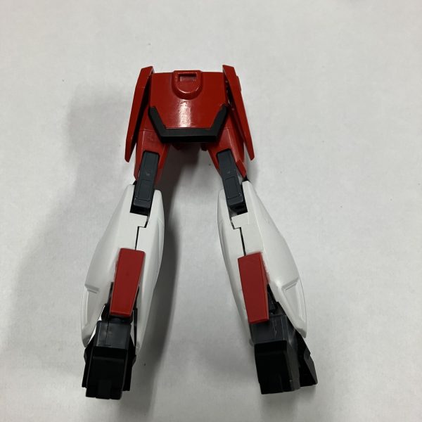 今回は下半身について書きます。腰部股下に3mm穴を追加しました。脚部膝より下をエアマスターの物に交換しました。エアマスターのパーツはポリキャップをセイバーの物に交換し、膝当てはセイバーのパーツを膝の形状に合わせて削ったものを取り付けています。また、ふくらはぎにあった尾翼のような突起は削って、セイバーのスタビライザーを接着しました。&nbsp;（7枚目）