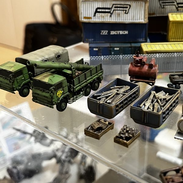 ジオラマのタイトルを変更しました。小物は全部でこんな感じです😅かなりのボリュームとなりました。作業小屋、タンク、産廃コンテナ等を追加制作。まさに「ジャンク ヤード」状態です😁スタイロフォームを切り出してベース作成に取り掛かります！（4枚目）