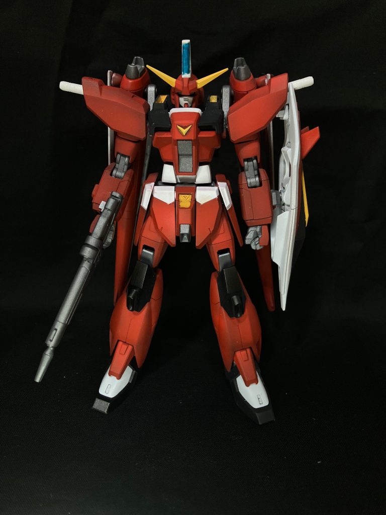 改造の素材にしたのはHGセイバーとHGガンダムエアマスターです。元のセイバーと比べると、頭や脚をエアマスターのものに換装した分スタイルが良くなっていると思います。