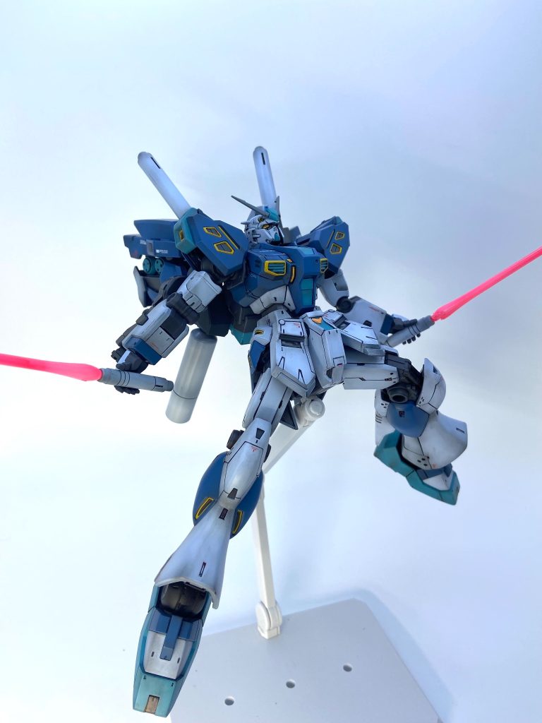 腰を細くし、2ミリほど延長。腰横アーマーを中心寄せ。顔とヘルメット削り込んで小顔化しました。