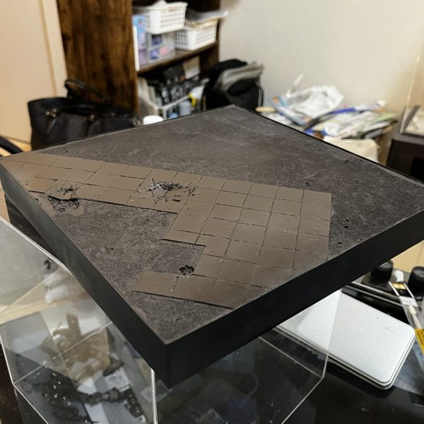 ベースの下地が出来上がりこれから塗装して行きます。コンクリート土間は錆びが染み付いたた感じにしたいです。地面はタミヤの情景テクスチャーペイント（土ダークアース）を塗布してみようかと…。作業小屋、ドラム缶、フェンス等々…小物も良い感じにアクセントになってくれています。自作の産廃コンテナも気に入ってます。ガンダムの足元はめり込ませてみました。いよいよ終盤の仕上げに入ります😆（ここからの工程が一番楽しみ…😙）（2枚目）