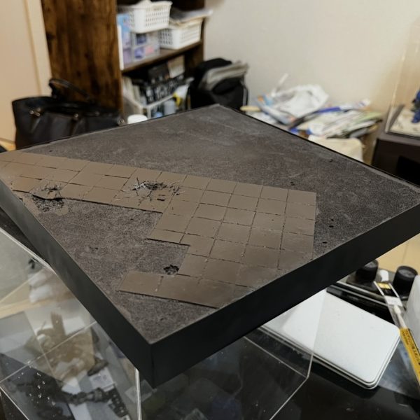 ベースの塗装です。コンクリート土間はリュータで表面の剥がれ加工を行い錆等の汚れが染み付いた感じで表現してみました。仕上げに墨入れブラウンでファルターを掛けてウェザリングマスターの錆と砂を擦り付けています。地面はタミヤの情景テクスチャーペイントをバターナイフで左官よろしくスタイロの上に塗布しています。テクスチャーは申し分ありませんが色が単調なので「タン」等の色でエアブラシを掛けて少し変化を出したいと思います。（2枚目）