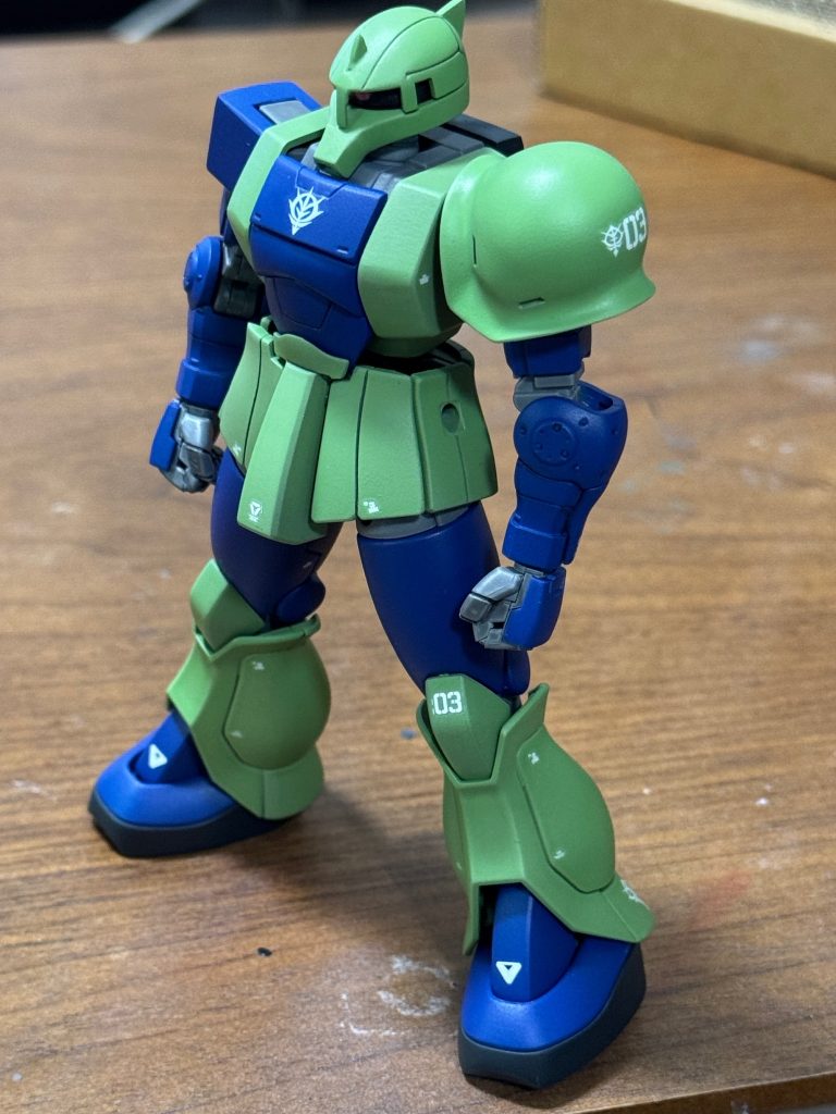 ショルダーアーマー、胸あて、後頭部のトサカ、武器はHGザクⅠ。