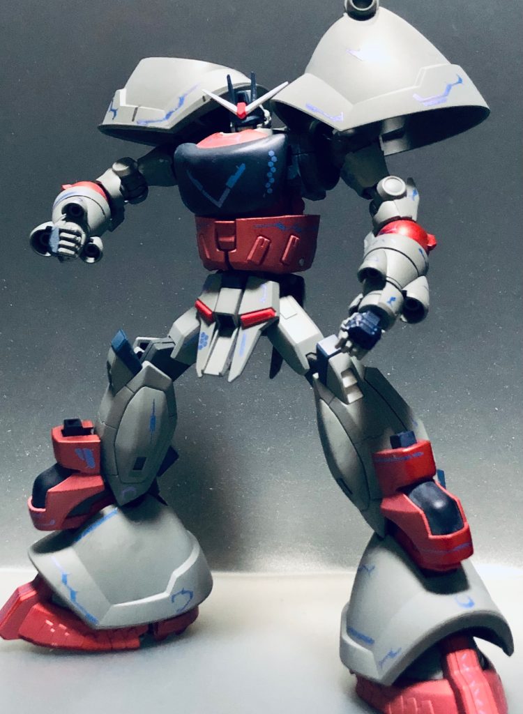 基本的にキットはレジェンドとドム、二つのキット以外全く使用していません。パテとデカールのみですねレジェンド:頭、下半身、ドラグーンドム:胴体、膝下、バックパック、ジャイアントバズで構成しています。ドムの腹は上下逆に。バーニアを下腕として延長。バックパックの三本目の足を肩アーマーにしてます。なので両方1キットずつのみ使用しています。ドムの膝アーマーはレジェンドの爪先に被せて、ボリュームと隙間埋めに使用してます