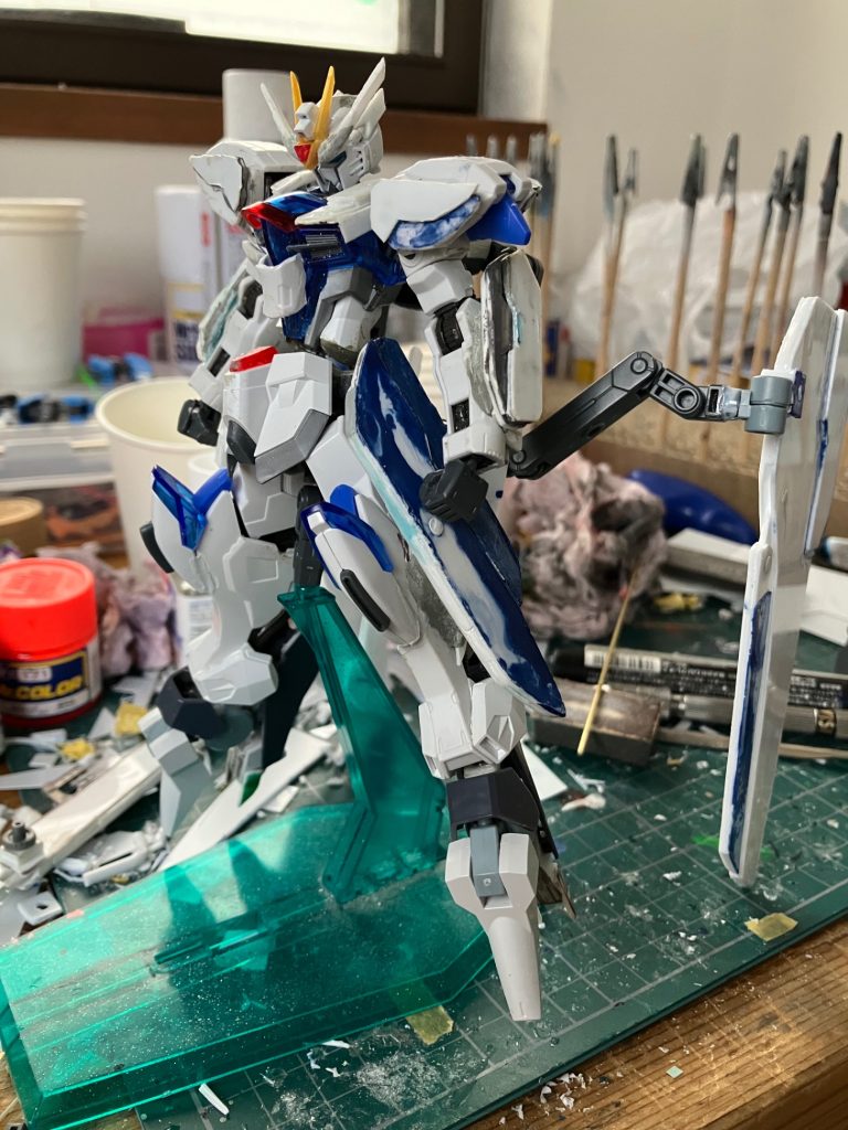 ［製作者のコメント］色を塗る前。ライフリやファラクト、バエルをベースにしました。スラスターや展開する装甲、武装等は殆どが自作。その為ポロリも凄まじく、これまで作ってきた物の中で一番撮影が大変でした。