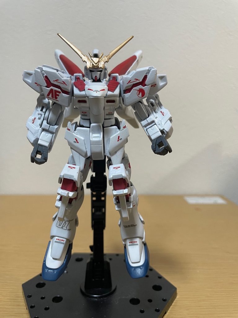 ユニコーンガンダムエルフォルクは、もしも機動戦士Vガンダムの時代にユニコーンガンダムが再び作られたら、というコンセプトの元作りました。素体にはVガンダムとV2アサルトバスターを使い、そこにユニコーンガンダムの装甲やサイコフレームを取り付けています。