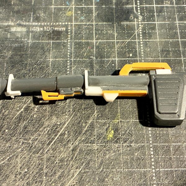 前回の撮影時に背面が寂しかったのでバズーカを製作する事にました。ベースはＨＧガンダムのハイパーバズーカを短くしてディテールを加えてみました。一通りの工作は完了したので全体の傷確認をしてから塗装に入りますあっ！ビームサーベルの中々埋めてない😖（2枚目）