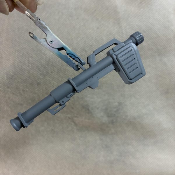前回の撮影時に背面が寂しかったのでバズーカを製作する事にました。ベースはＨＧガンダムのハイパーバズーカを短くしてディテールを加えてみました。一通りの工作は完了したので全体の傷確認をしてから塗装に入りますあっ！ビームサーベルの中々埋めてない😖（3枚目）