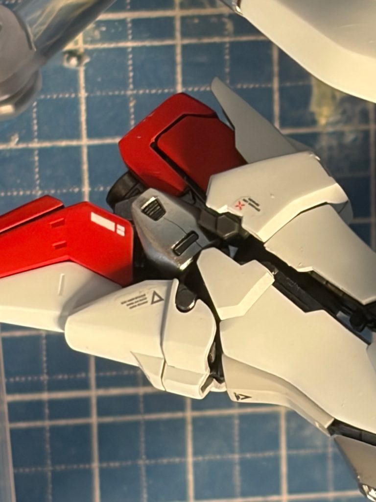 パーツのクラック目立たない処で良かったのですが、嵌めた後何ヶ所か割れがありました。塗装面が割れてるのかパーツ自体が割れてるのかわかりません。心あたりとしてはラッカー光沢トップコート後、半日程度で我慢できずに組んでしまったとかかな〜？仮組して外す時に小さいパーツはテンションかからないようはじめから組まないとか…かしら？似たような割れのご経験ある方もし良ければコメントで知見頂けると嬉しいです。