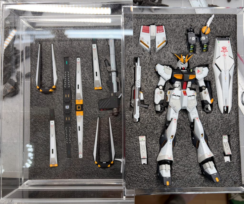 　最後に…展示・収納工作をアップデートしました。　当初、アクリルベースに立像展示で準備していましたが、急遽方向変換し、無印良品のアクリルケースに引き出し展示する方法を採用❣️しました。如何でしょうか？🤔🤔　本当は、解体匠機みたいな整備ピットを作りたいですね🤩