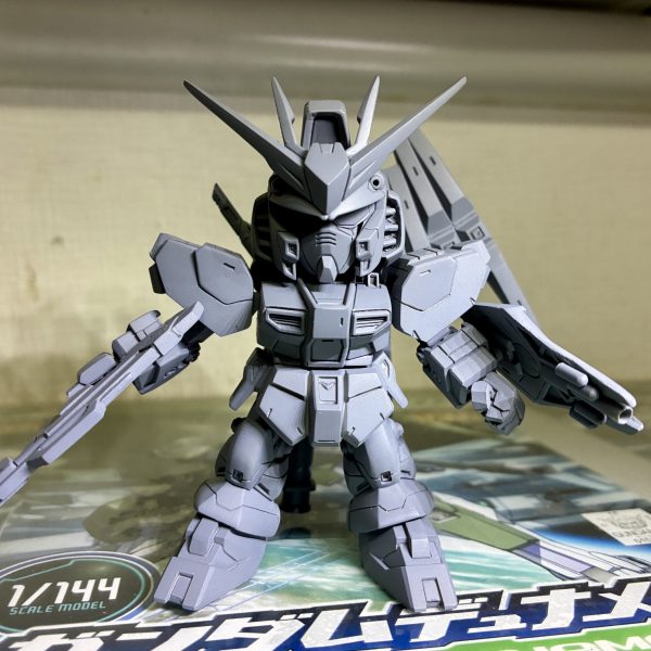 前回の撮影時に背面が寂しかったのでバズーカを製作する事にました。ベースはＨＧガンダムのハイパーバズーカを短くしてディテールを加えてみました。一通りの工作は完了したので全体の傷確認をしてから塗装に入りますあっ！ビームサーベルの中々埋めてない😖（4枚目）