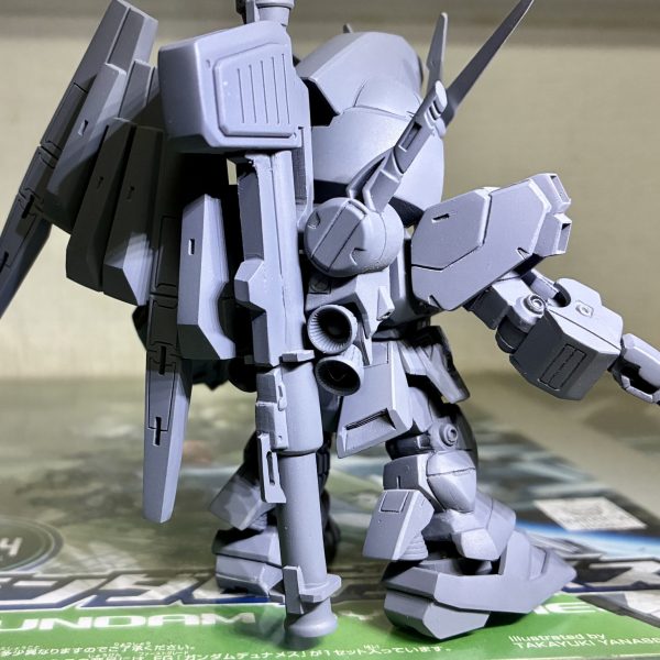 前回の撮影時に背面が寂しかったのでバズーカを製作する事にました。ベースはＨＧガンダムのハイパーバズーカを短くしてディテールを加えてみました。一通りの工作は完了したので全体の傷確認をしてから塗装に入りますあっ！ビームサーベルの中々埋めてない😖（5枚目）