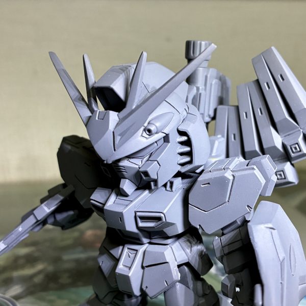 前回の撮影時に背面が寂しかったのでバズーカを製作する事にました。ベースはＨＧガンダムのハイパーバズーカを短くしてディテールを加えてみました。一通りの工作は完了したので全体の傷確認をしてから塗装に入りますあっ！ビームサーベルの中々埋めてない😖（7枚目）