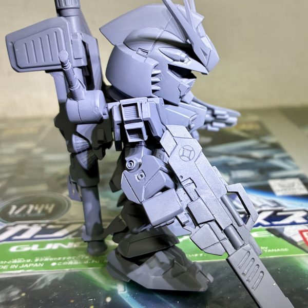 前回の撮影時に背面が寂しかったのでバズーカを製作する事にました。ベースはＨＧガンダムのハイパーバズーカを短くしてディテールを加えてみました。一通りの工作は完了したので全体の傷確認をしてから塗装に入りますあっ！ビームサーベルの中々埋めてない😖（6枚目）