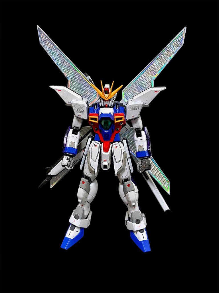 発売日に買って素組みしたまま、長いこと放置していたMG ガンダムX。今回は本体色を明るめに、フレームは暗めにしてメリハリをつけ、「12年目の亡霊」を甦らせました（笑）……が、完成目前だった昨日の朝。まさかのリフレクター部分が2か所破損。パーツと一緒に俺の心も折れました(T . T)純正パーツも手に入らなかったので、プラリペアなどを使ってなんとか補修。リフレクターが綺麗に閉じなくなってしまったので、もうこの状態で固定して飾ることにしました（笑）いろいろありましたが、無事完成です。&nbsp;