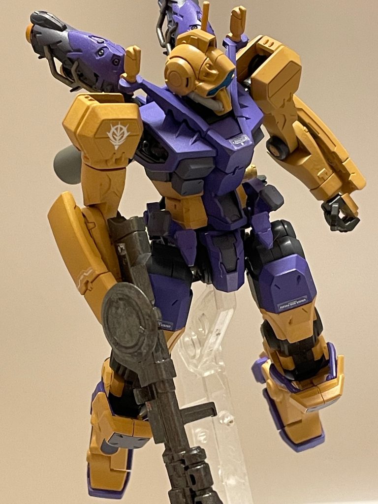哨戒中のポーズ。デカールは控えめに。ボディのカラーリングはガンダムマーカーMSVのダークイエロー、メカグレー、ディスペイのパープル、グレー、ガンメタ、カッパー、ライフルはアクリジョンの焼鉄色です。