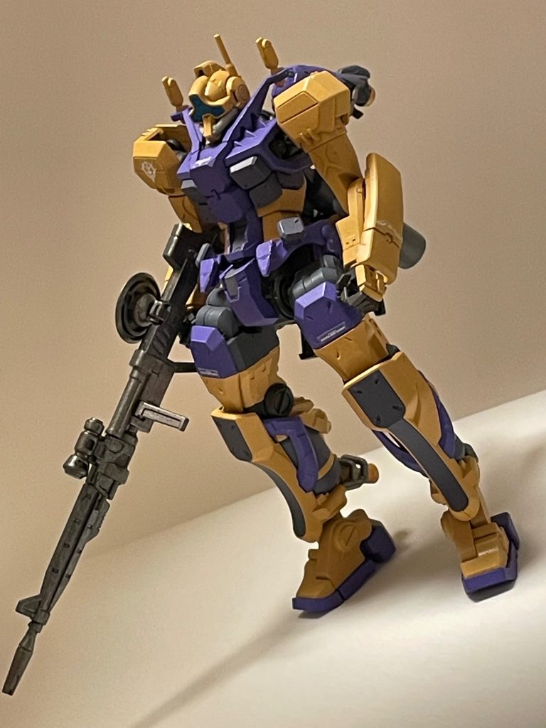 全体像。ライフル長いっすw ジオン軍仕様のゲルググが胸から腿まで同一系色で、水平水着みたいでダサいと思ったので、脇腹はダークイエローに、腿裏は成形色のグレーをそのまま活かしてます。