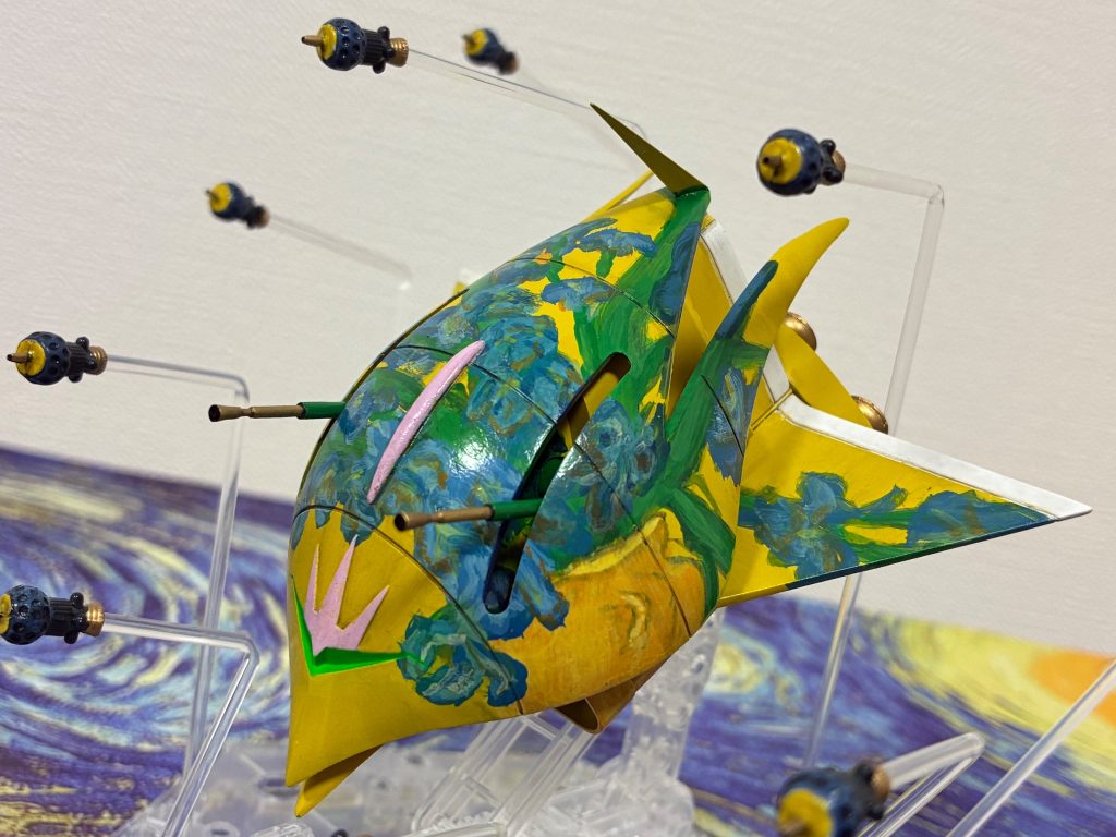 塗装は機体の斜めに配置するよう菖蒲と花瓶を塗布。3作目になると まぁまぁ形になってきたんじゃあないでしょうか。それでは製作過程を！